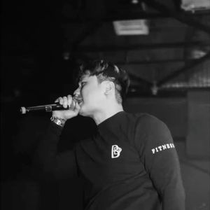 张柏芝大腿缝口两瓣肉
